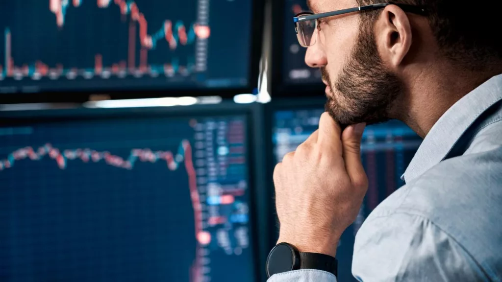 Corredor de bolsa de valores evaluando para comprar acciones, bonos u otros activos financieros.