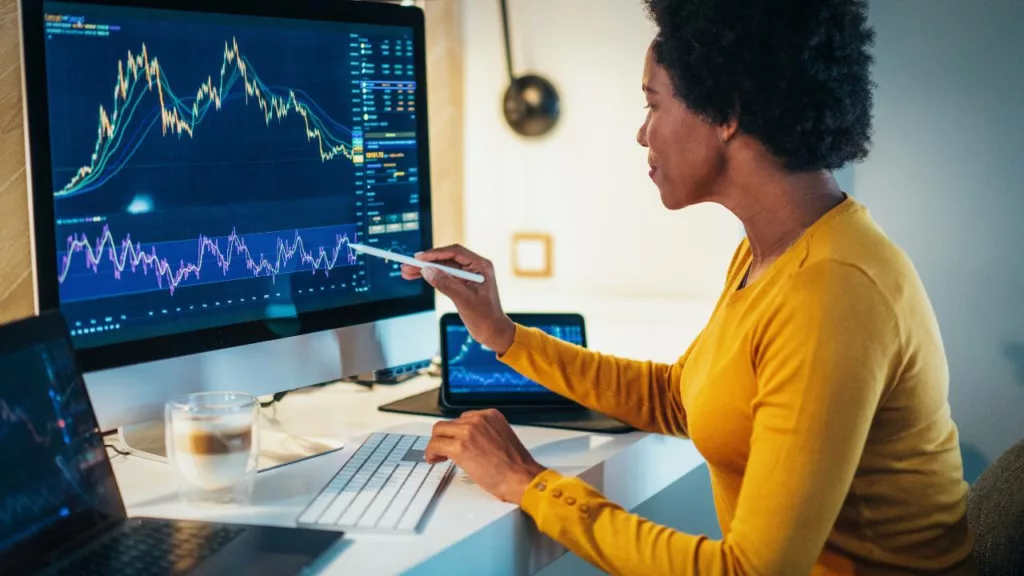 Corredora de bolsa de valores, midiendo los riesgos de un activo financiero.