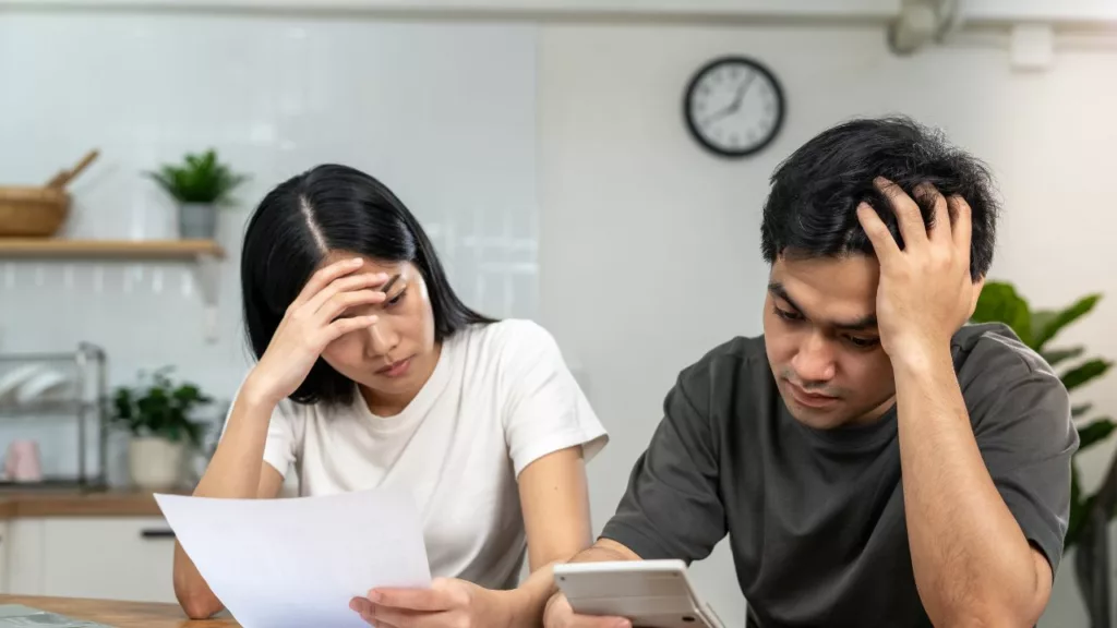 Mujer y hombre que viven juntos, se sienten agobiados por la subida de precios.
