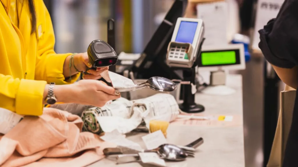 Cajero facturando productos a un cliente.