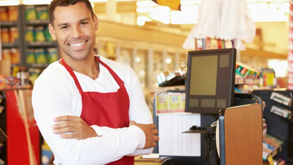 Cajero con una actitud positiva para trabajar en la tienda.