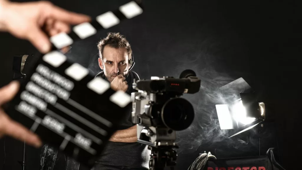 Camarógrafo trabajando en una producción de película.