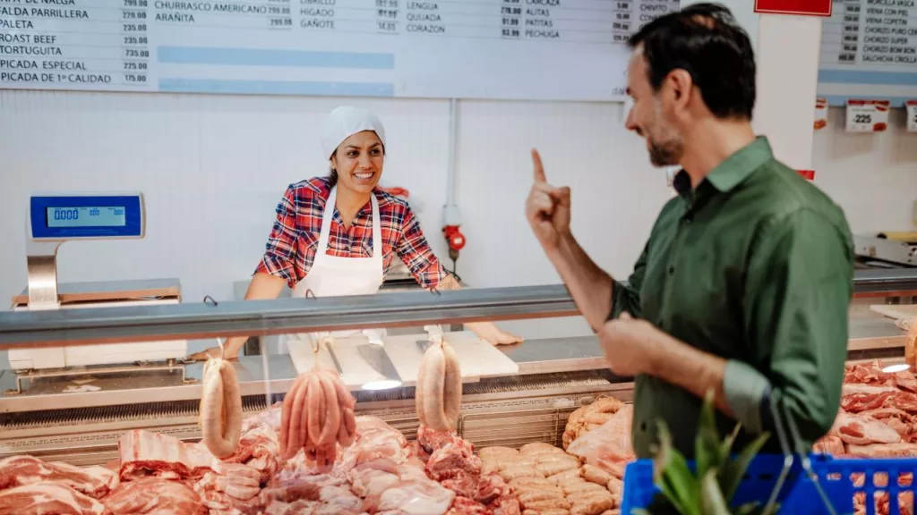 Cliente le solicita un producto al personal de carnicería para llevar.