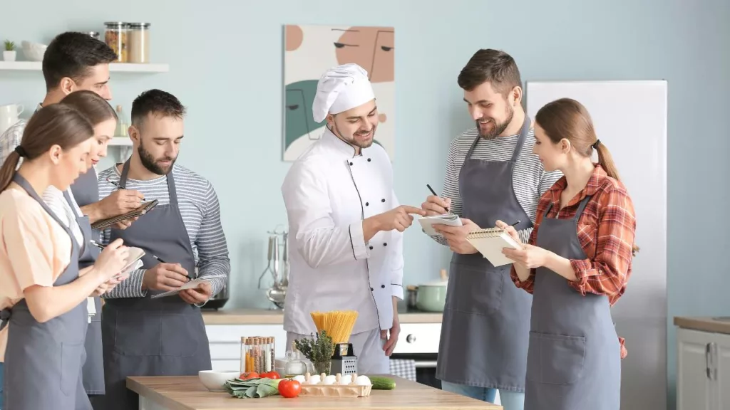 Chef lidera a su equipo de cocina para trabajar los platos que se harán.