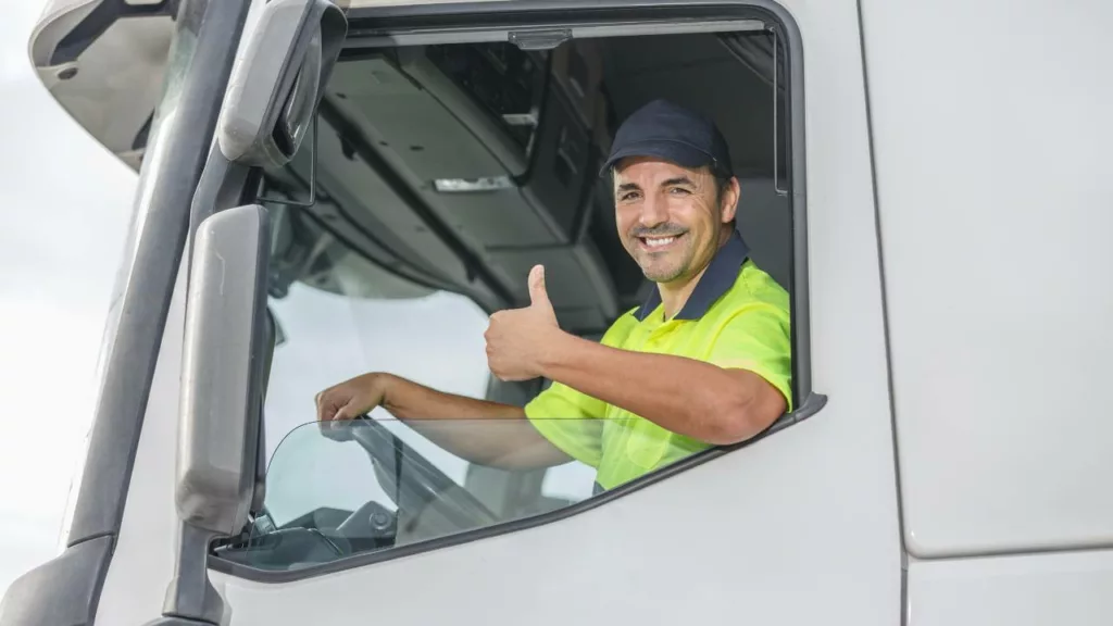 Chófer dentro de su truck para trabajar.