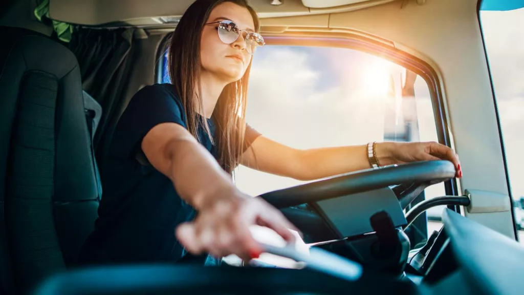 Mujer trabajando como chófer en un truck.